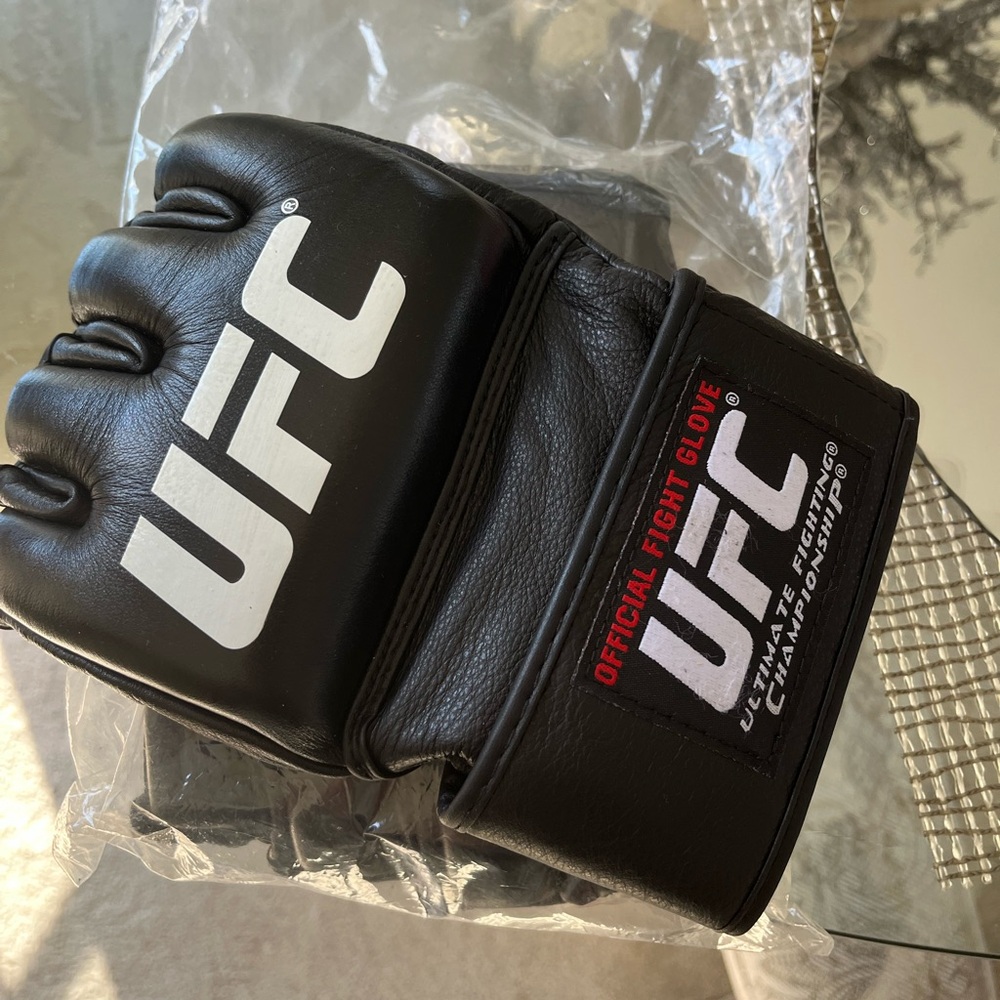 UFC Black Men's Fight Gloves retail $149 - Picture 2 of 5